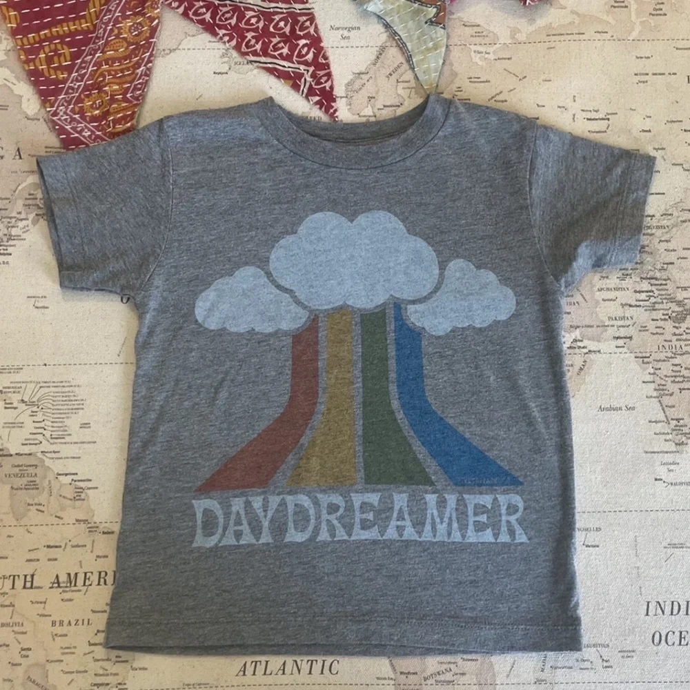 Rivet Apparel Co Gray “Daydreamer” Graphic Kids T-Shirt Size 2/3 - Picture 1 of 4